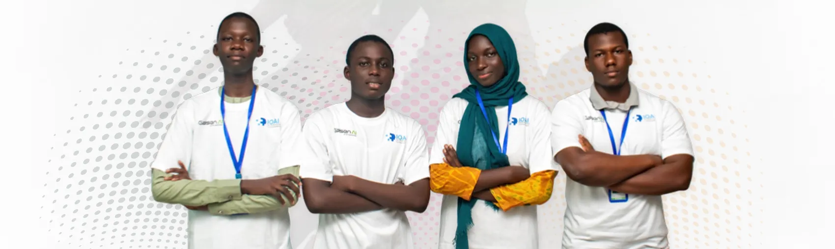 Les quatre élèves de la délégation sénégalaise, en t-shirt GalsenAI et IOAI, badges au cou, alignés face à l'objectif.