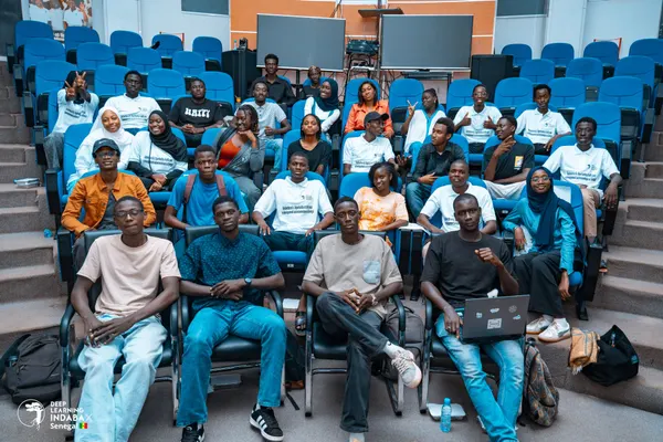 Photo de groupe de l'équipe organisatrice et des participants dans l'amphithéâtre